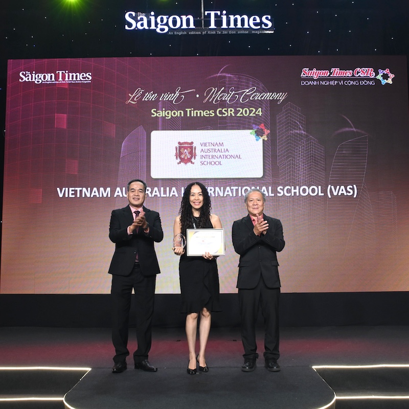 Đại diện trường Quốc tế Việt Úc (VAS) nhận giải thưởng CSR Saigon Times 2024. 